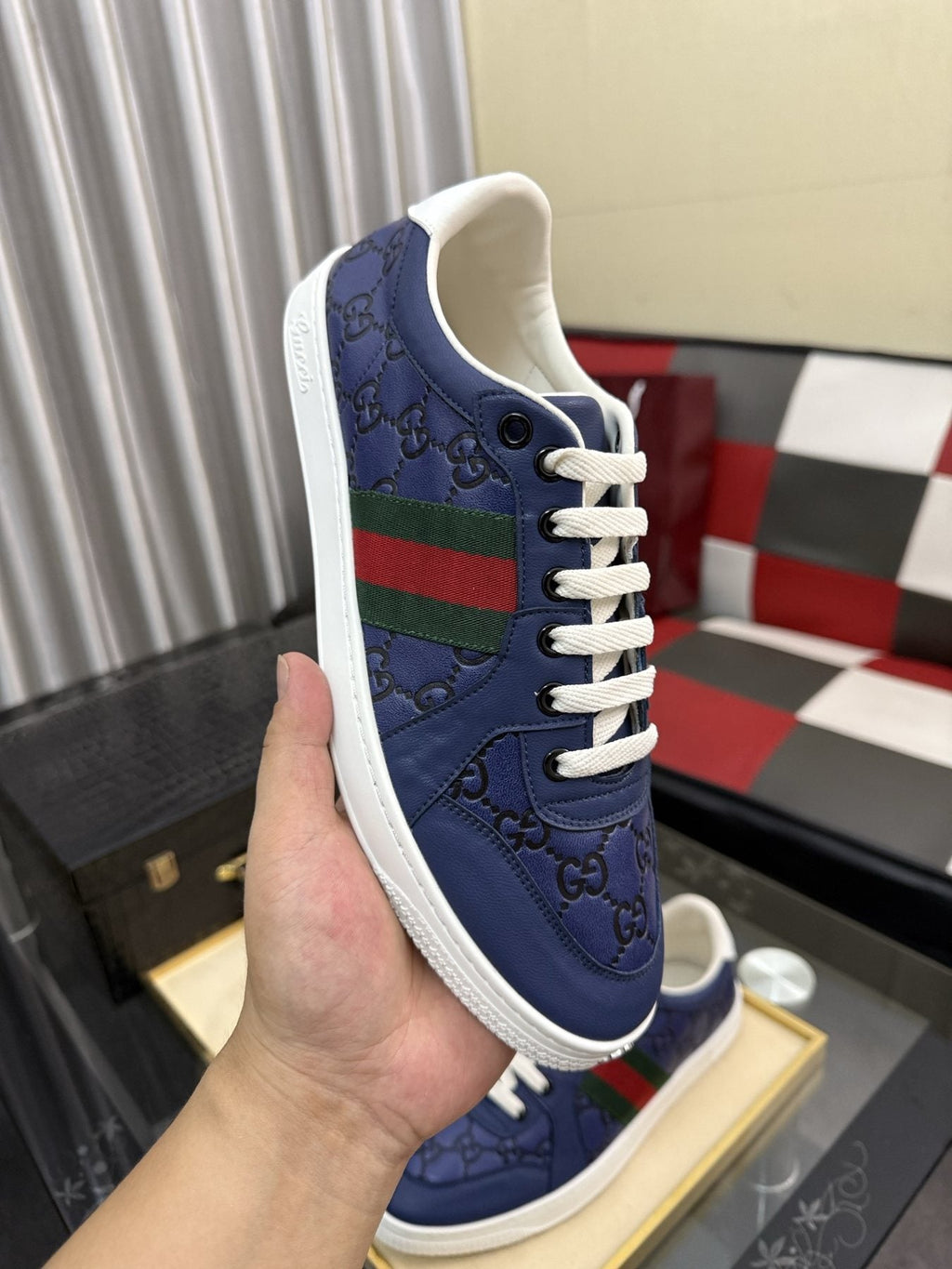 Gucci Navy Stripe Low-Top Sneakers — model