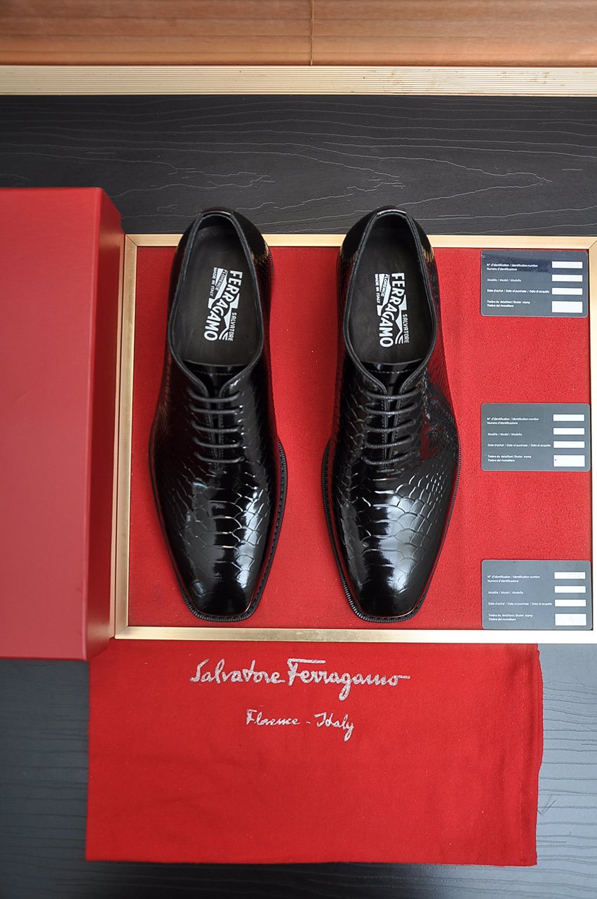 Ferragamo Black Textured Lace-Up Dress Shoes — front