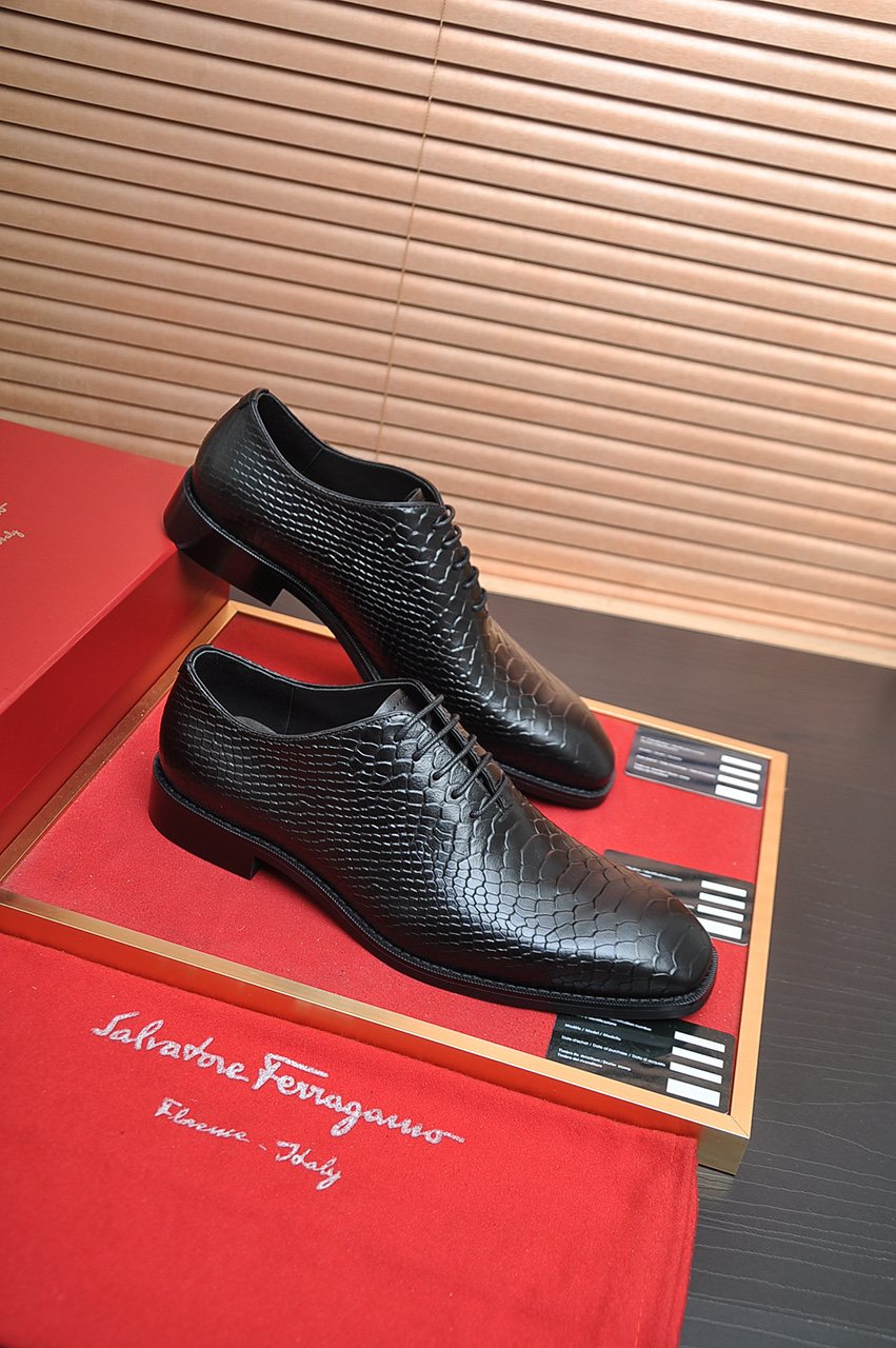 Ferragamo Black Textured Lace-Up Dress Shoes — front