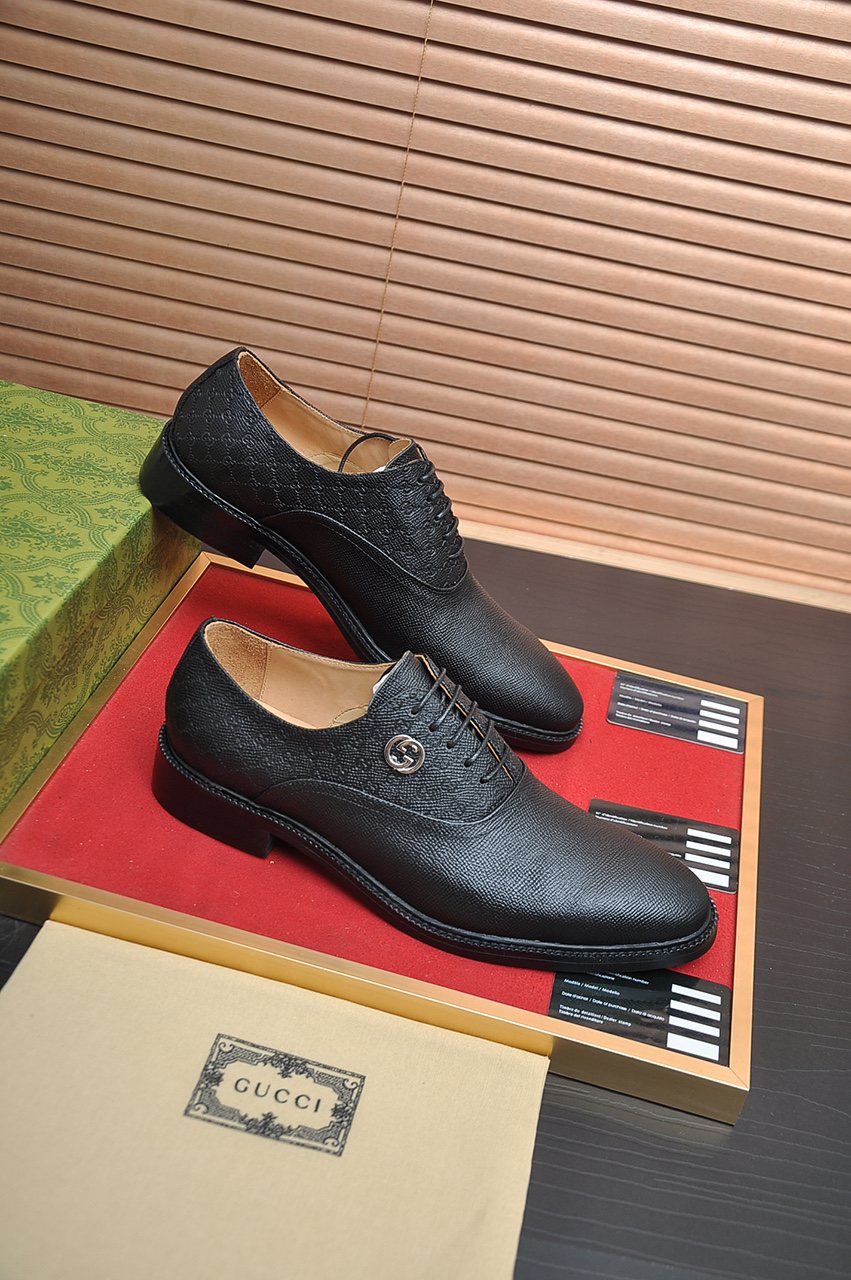 Gucci Textured-Panel Lace-Up Dress Shoes — front