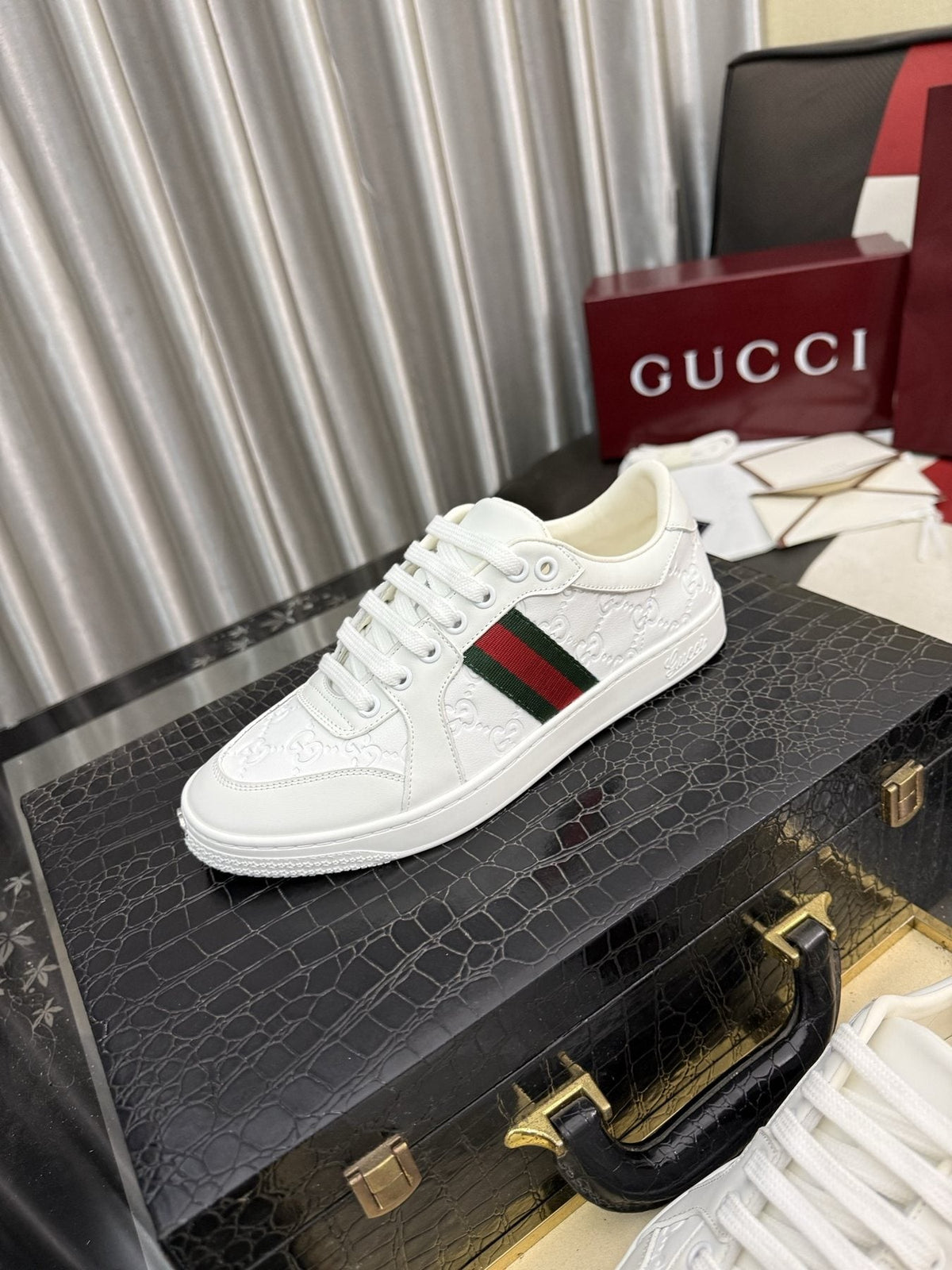 Gucci Green and Red Stripe Low-Top Sneakers — front