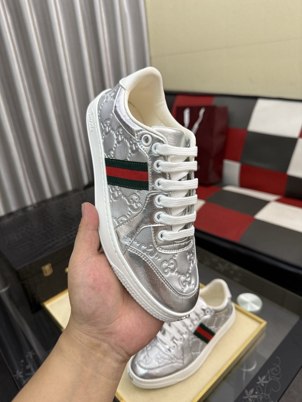 Gucci Green and Red Stripe Low-Top Sneakers — model