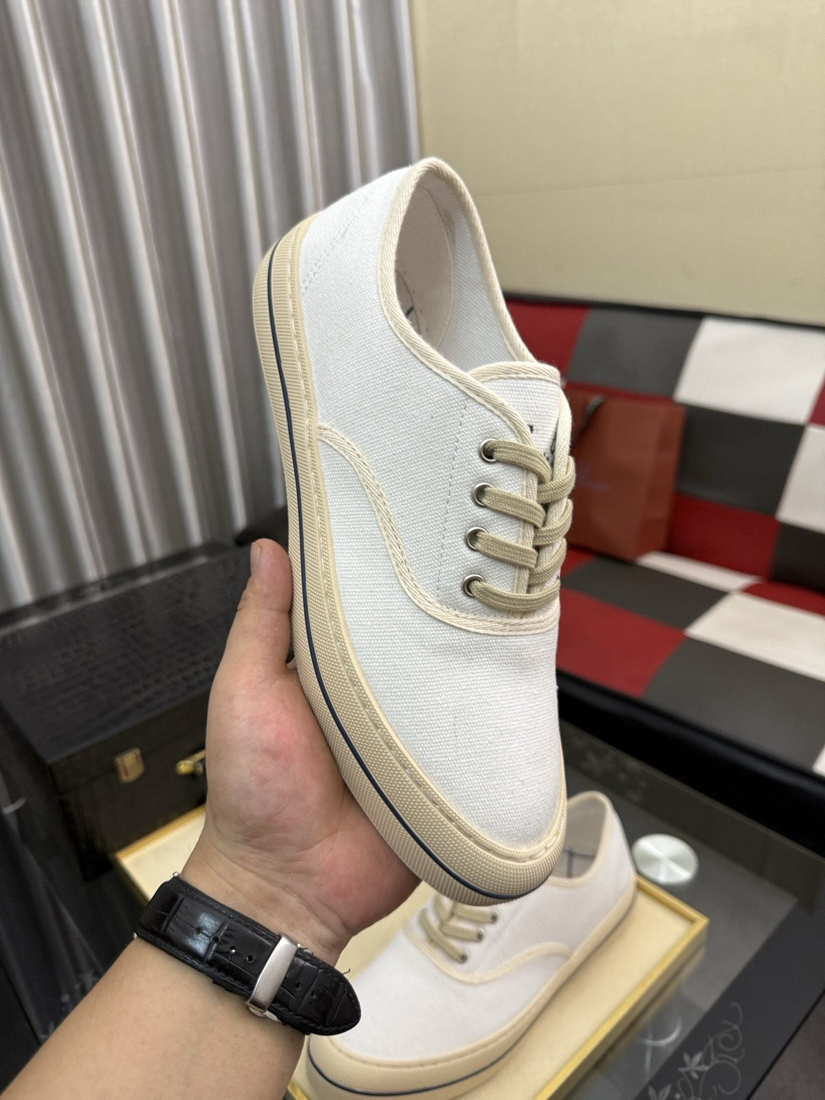 Low-Top Lace-Up Casual Shoes — model