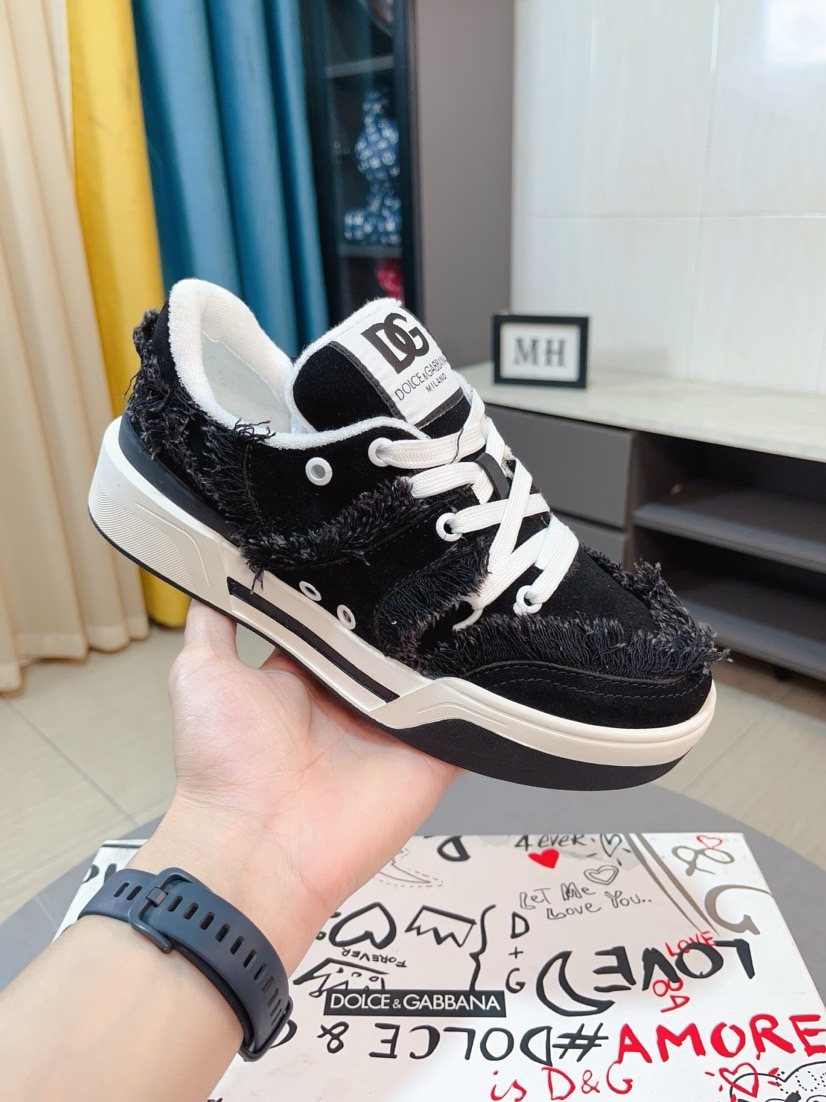 Dolce & Gabbana Contrast-Trim Low-Top Sneakers — model