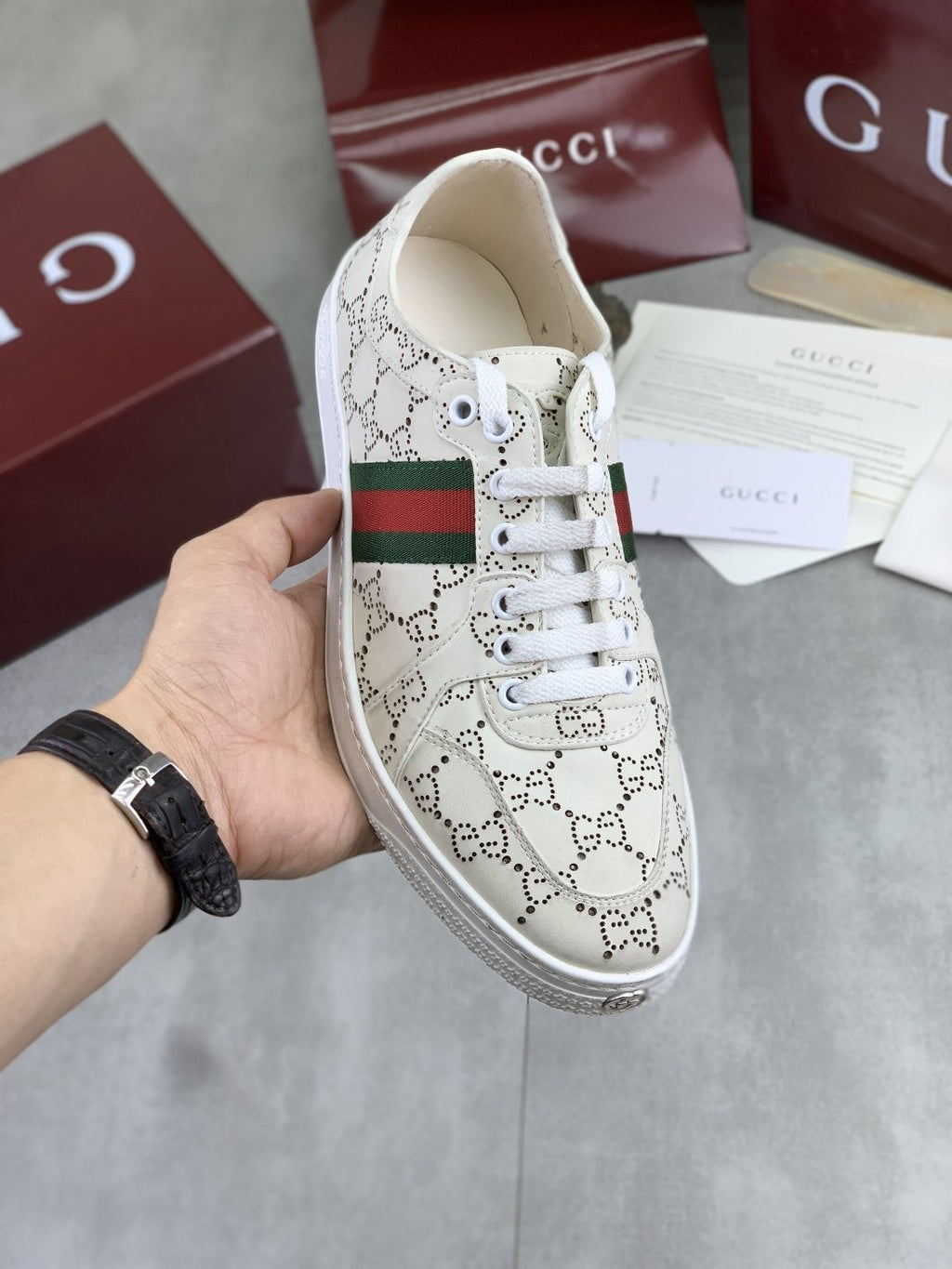 Gucci Low-Top Sneakers with Green and Red Side Stripes — front